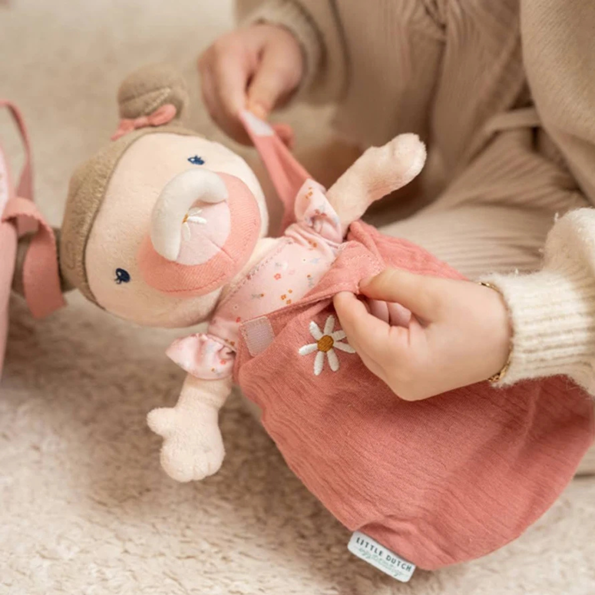 BAMBOLA PELUCHE IN CESTA NASCITA